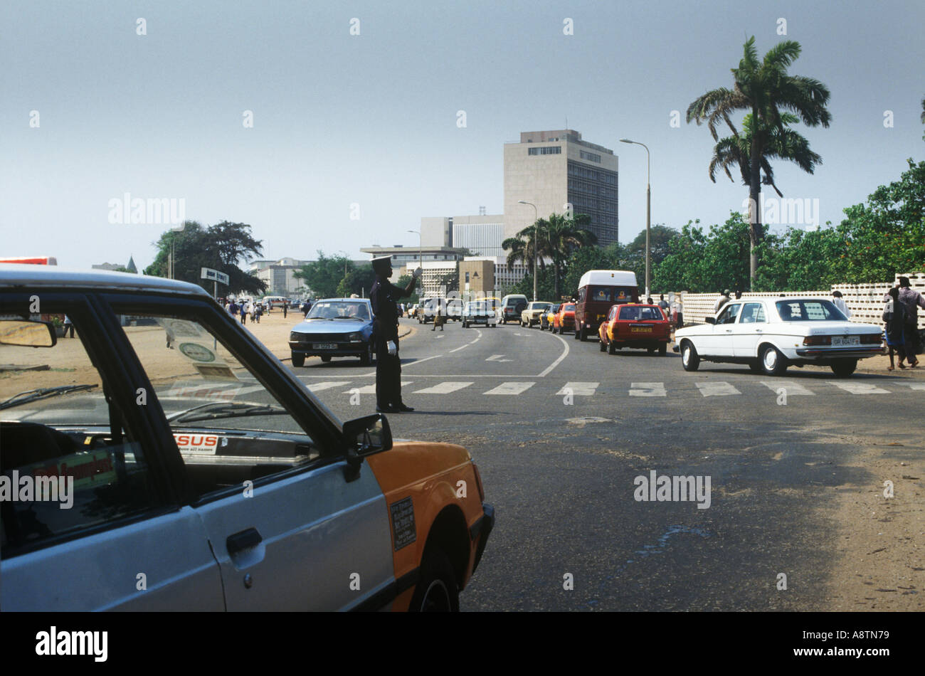 Un policier, le contrôle de la circulation à Accra au Ghana Banque D'Images