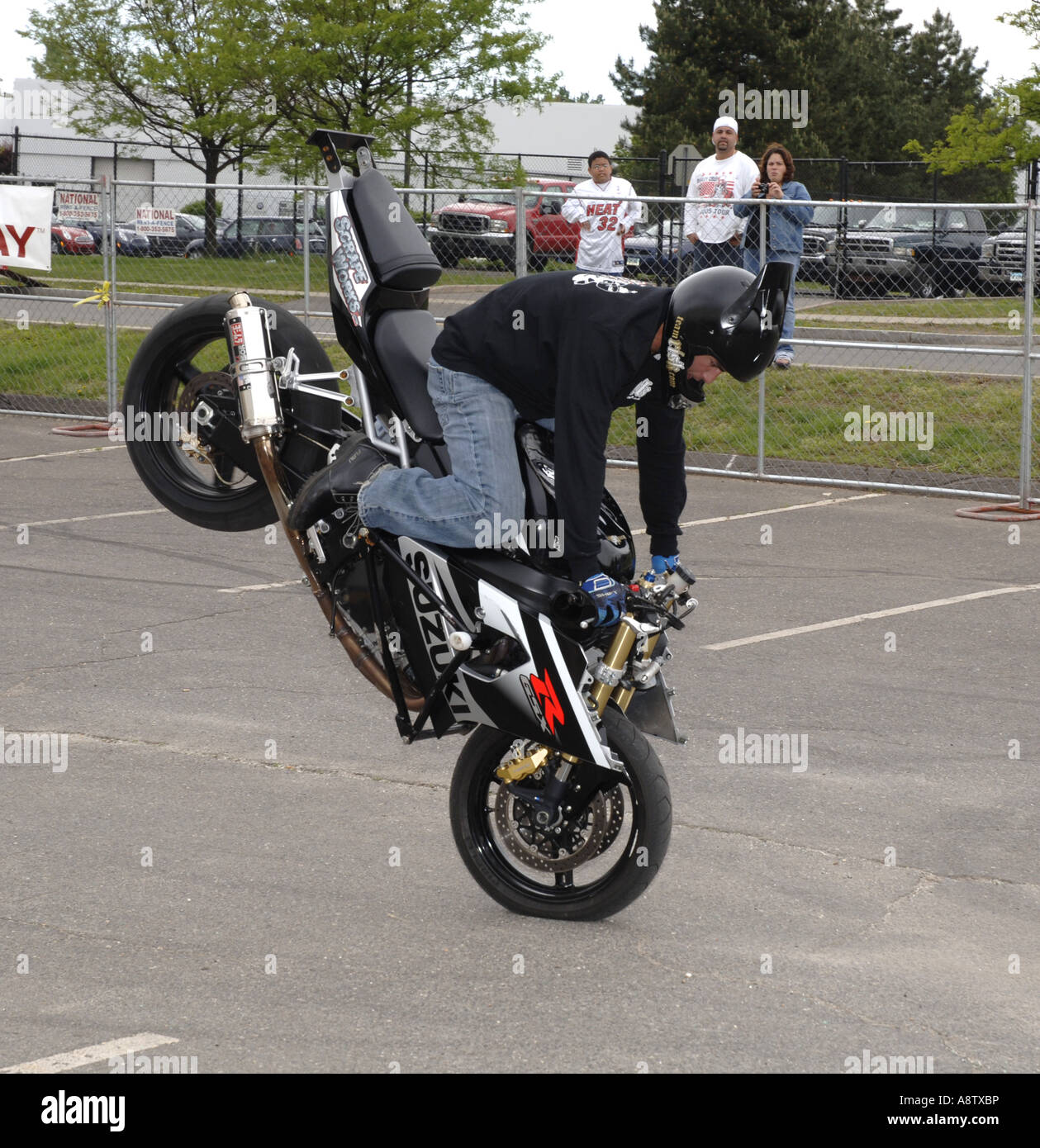 Stunt moto rouler en groupe pour obtenir de l'argent au Super Sunday rallye. Banque D'Images