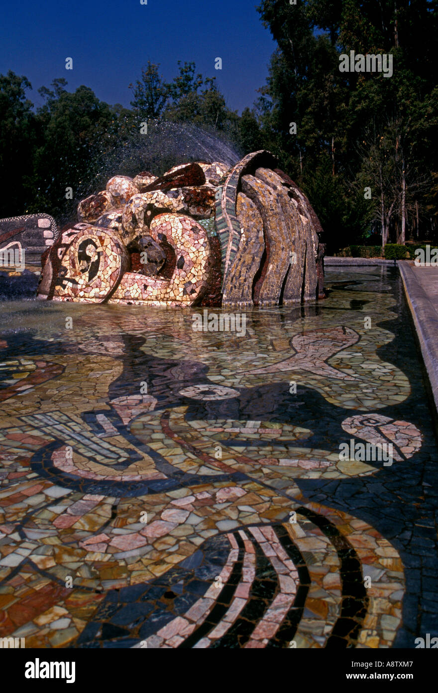 Tlaloc, dieu de la pluie, de la sculpture, de l'eau fontaine, carreaux de mosaïque, de Diego Rivera, Diego Rivera, parc de Chapultepec, Mexico, District Fédéral, Mexique Banque D'Images