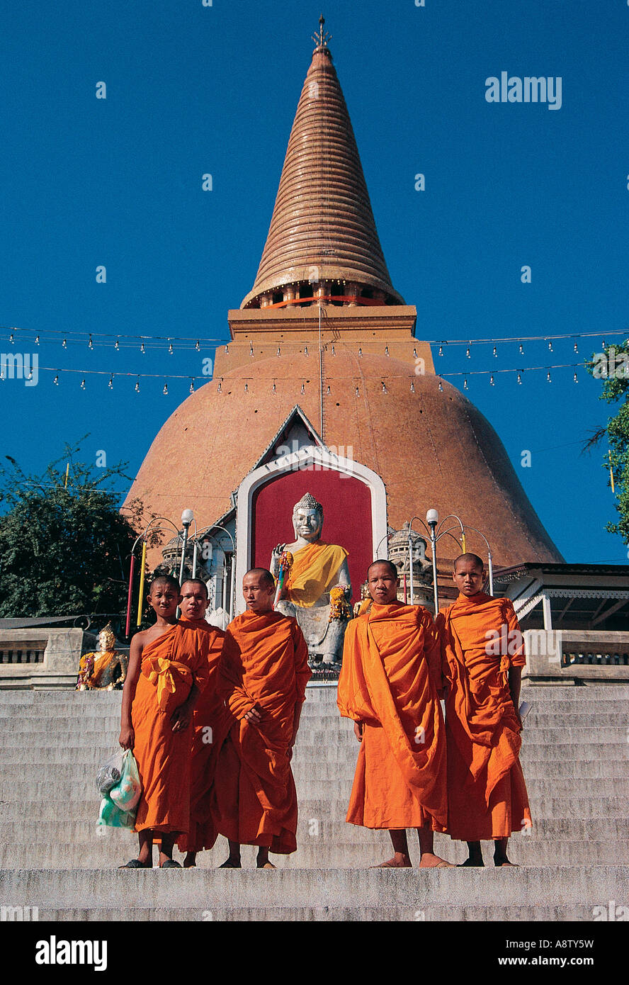 Les moines bouddhistes posant devant le Temple de Nakhon Pathom. Phra Pathom Chedi. Thaïlande Banque D'Images