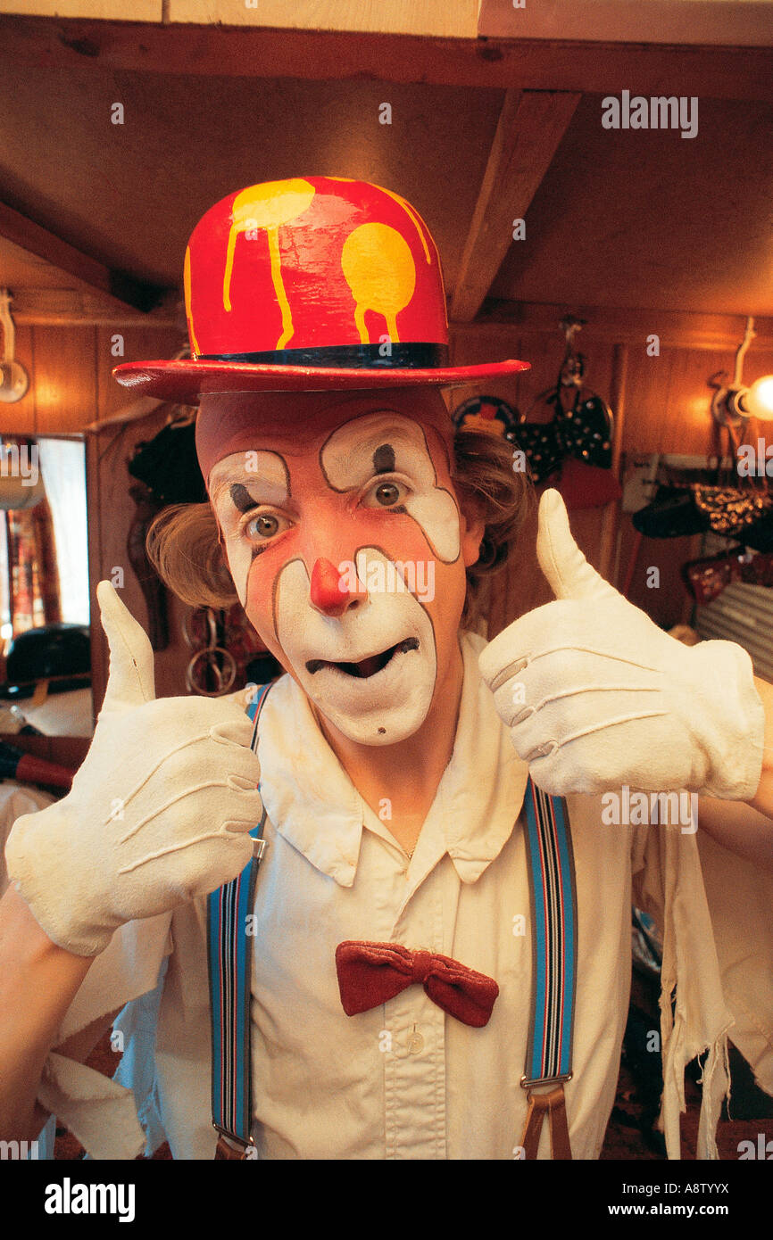 Portrait de clown de cirque en tenant son pouce levé. Banque D'Images