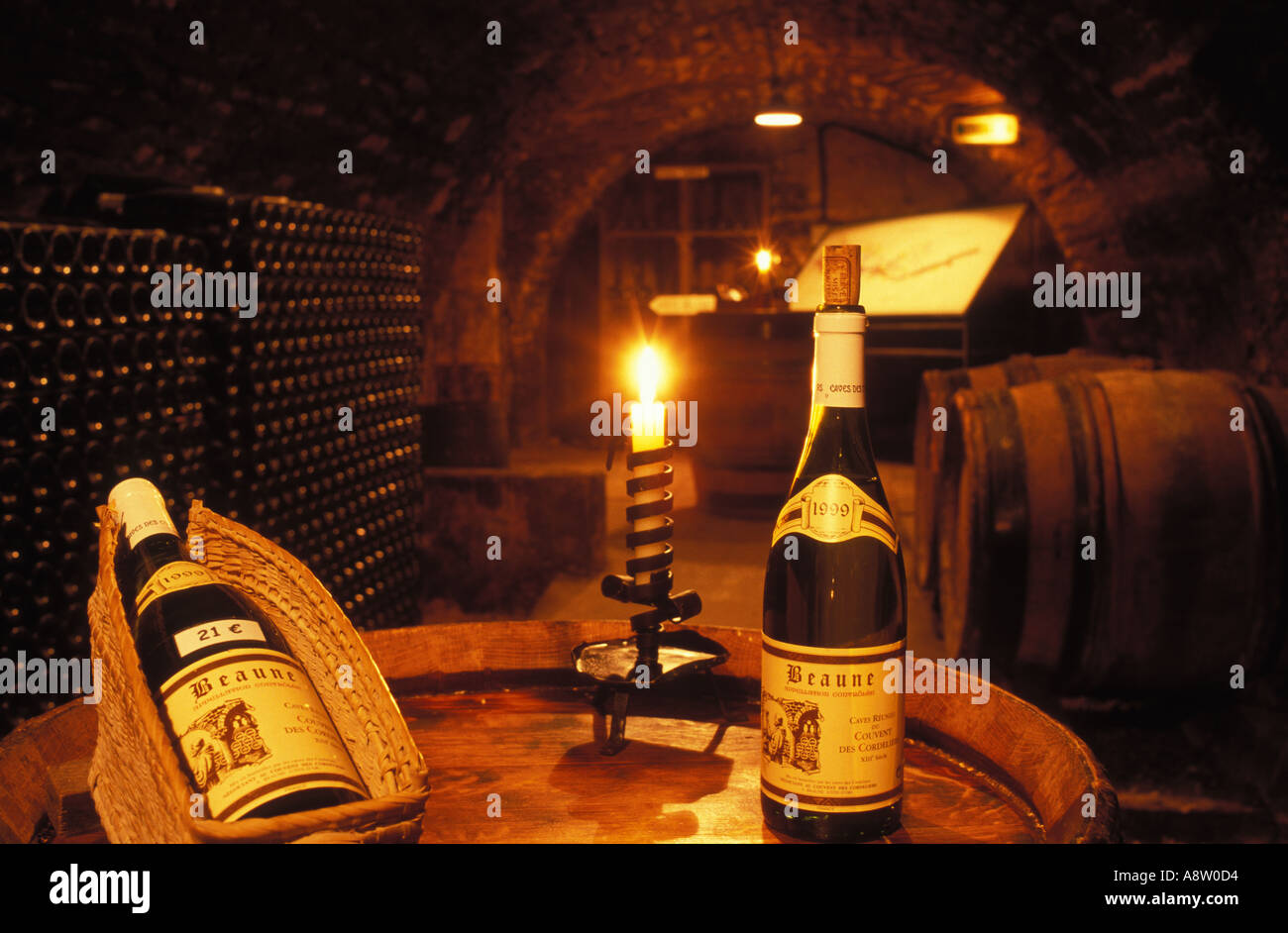 Les bouteilles de vin cave à vin à Beaune Bourgogne France Banque D'Images