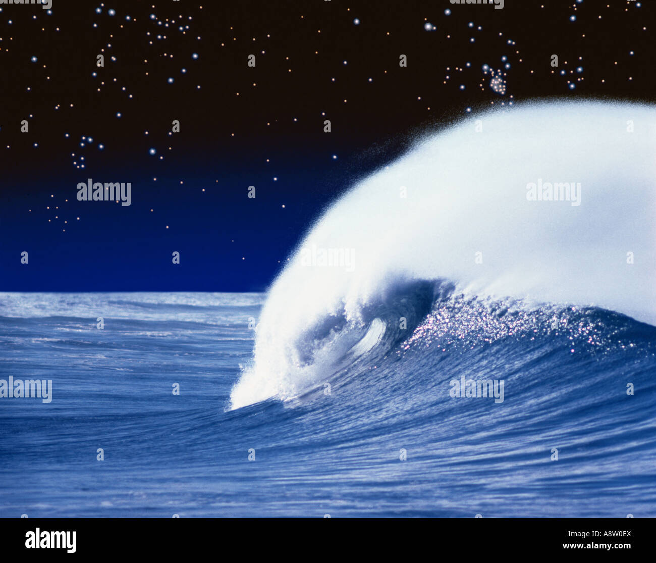 Montage d'océan vagues se briser contre ciel étoilé. Banque D'Images