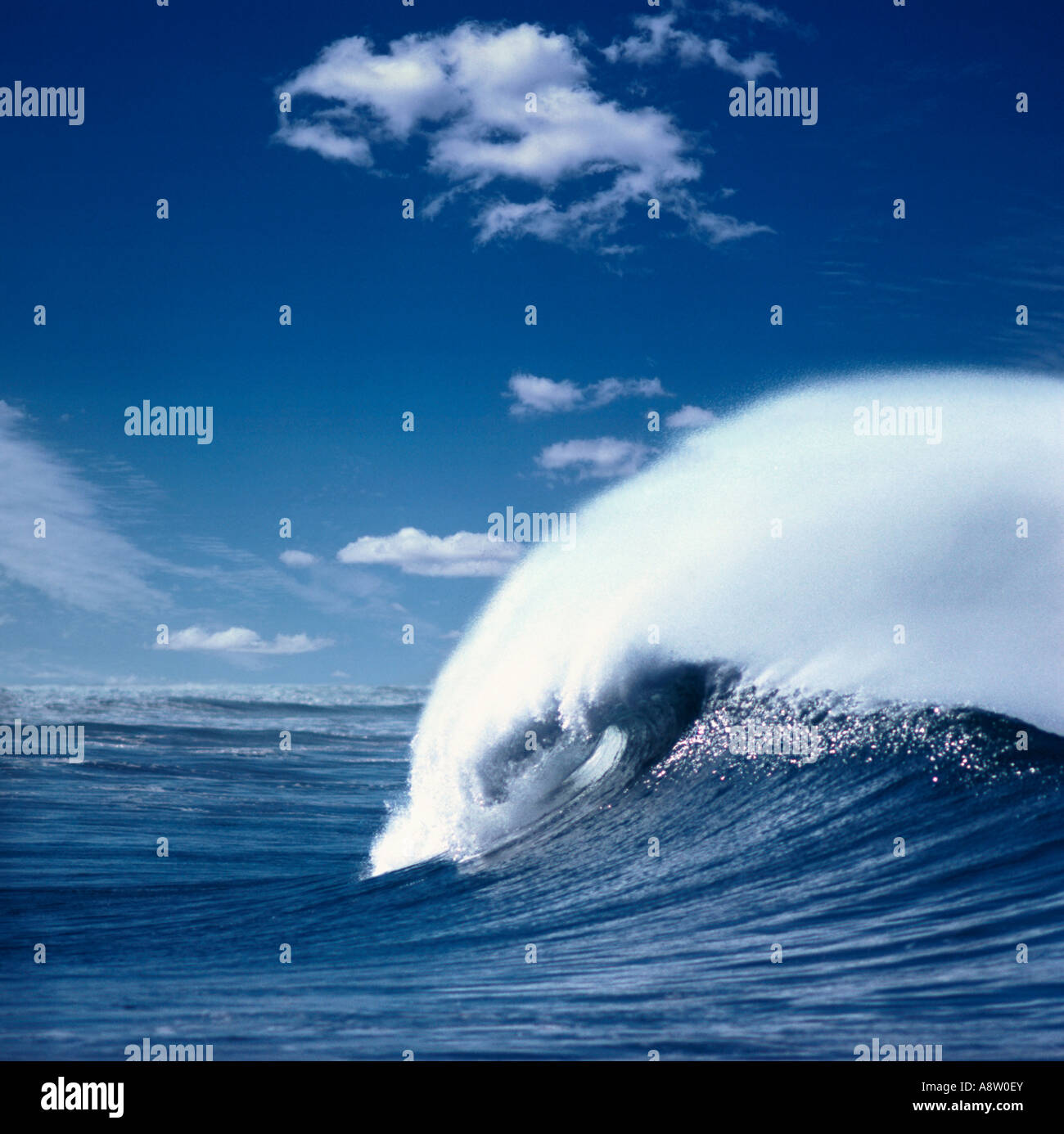Océan vagues se briser contre ciel bleu. Banque D'Images