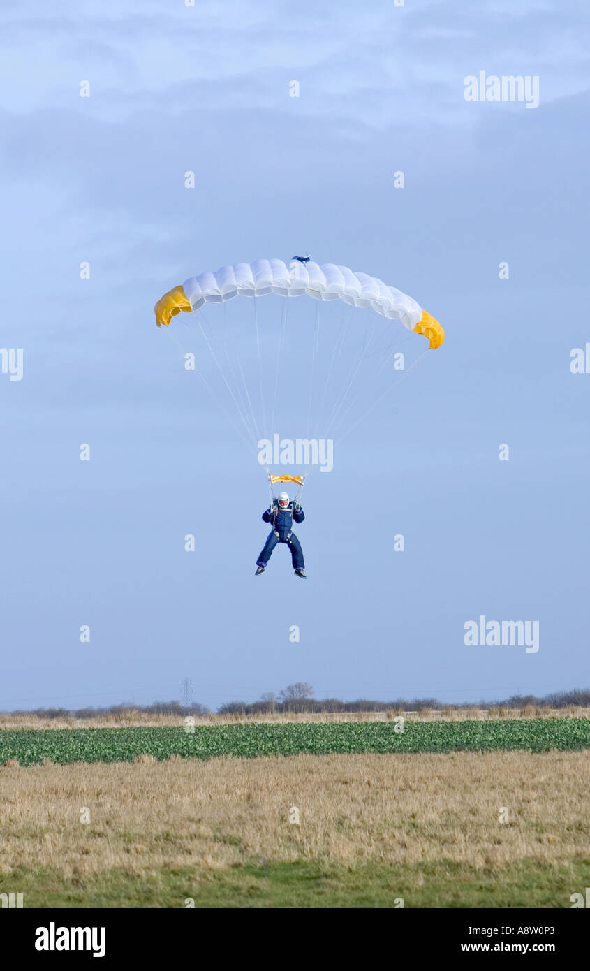 Ou parachutiste parachutiste en venant d'atterrir à l'aérodrome de Langar en Angleterre Banque D'Images