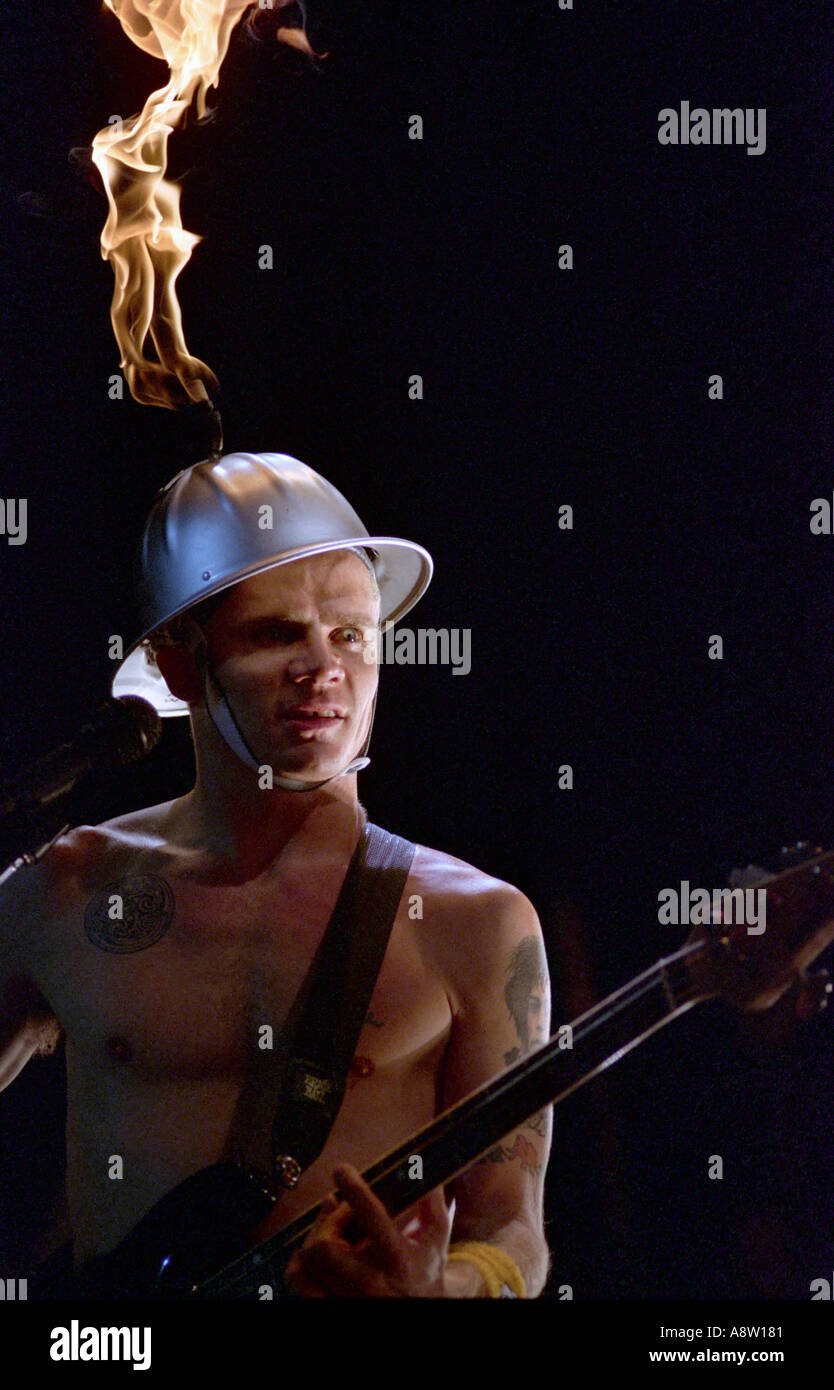 Brocante de la bande les Red Hot Chili Peppers en live le port d'un casque flamboyant Banque D'Images