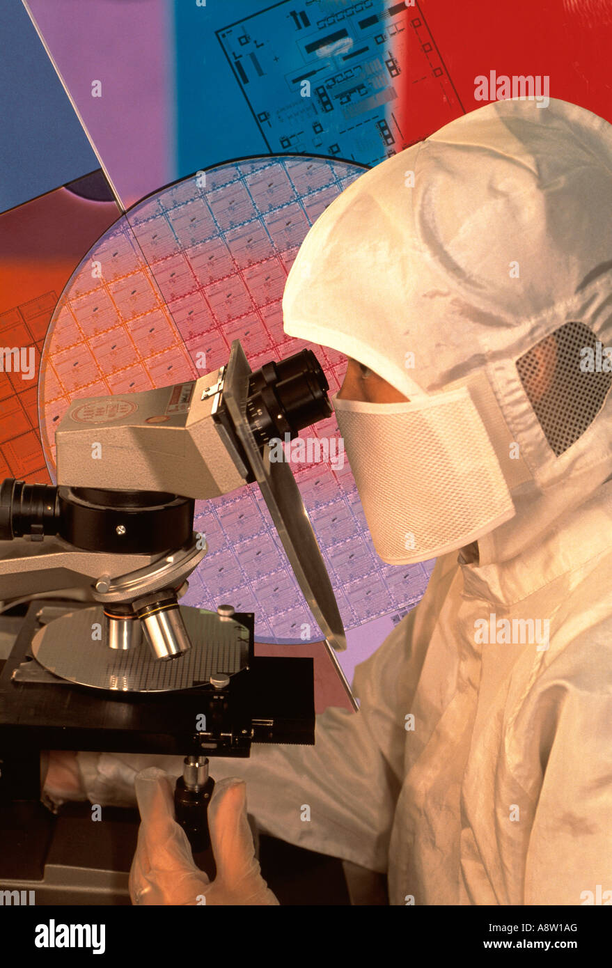 Taiwan. Industrie des semi-conducteurs. Technicien visualisant la micropuce à travers le microscope. Banque D'Images