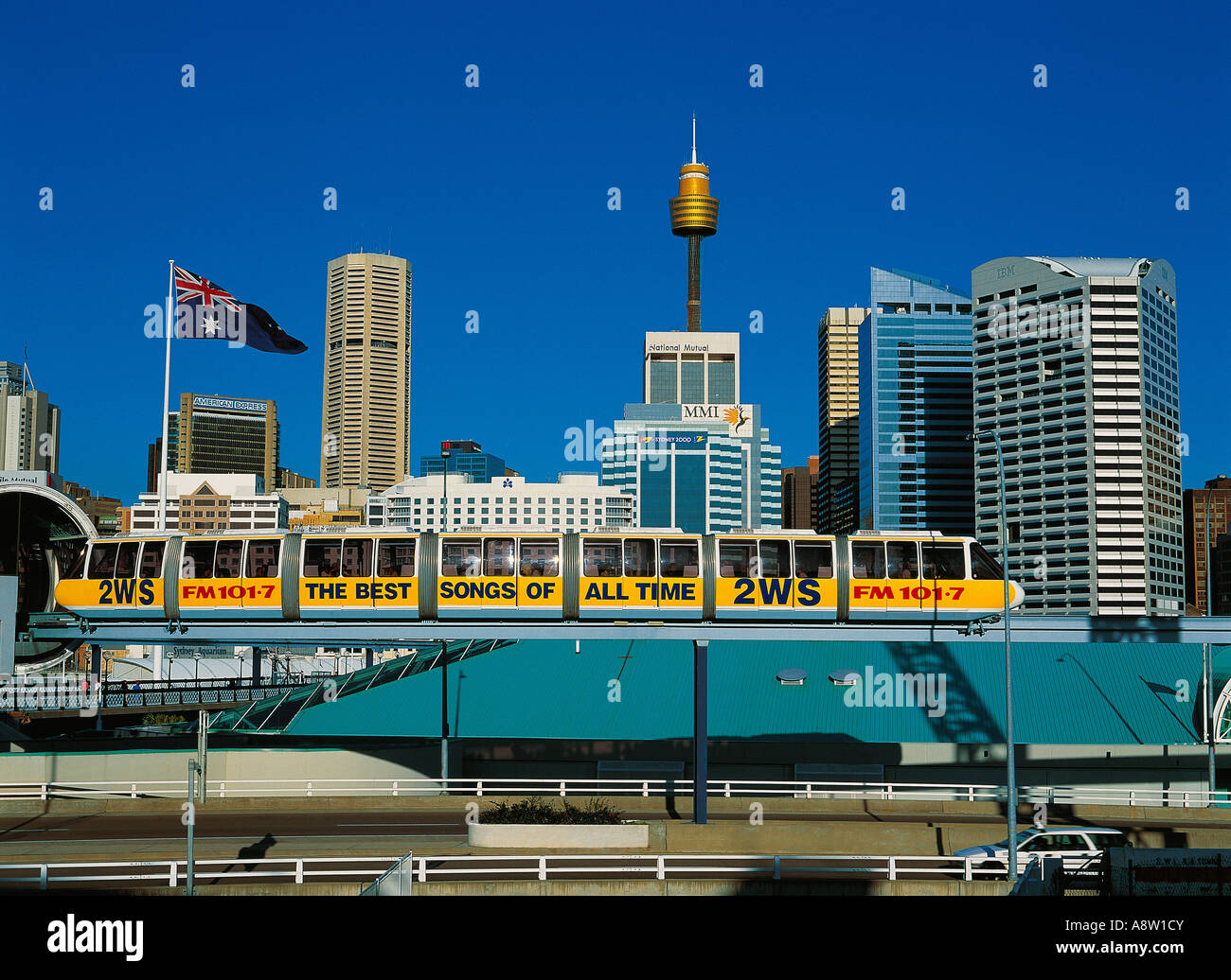 L'Australie. Nouvelle Galles du Sud. La ville de Sydney. Avis de Darling Harbour avec train monorail qui passe. Banque D'Images