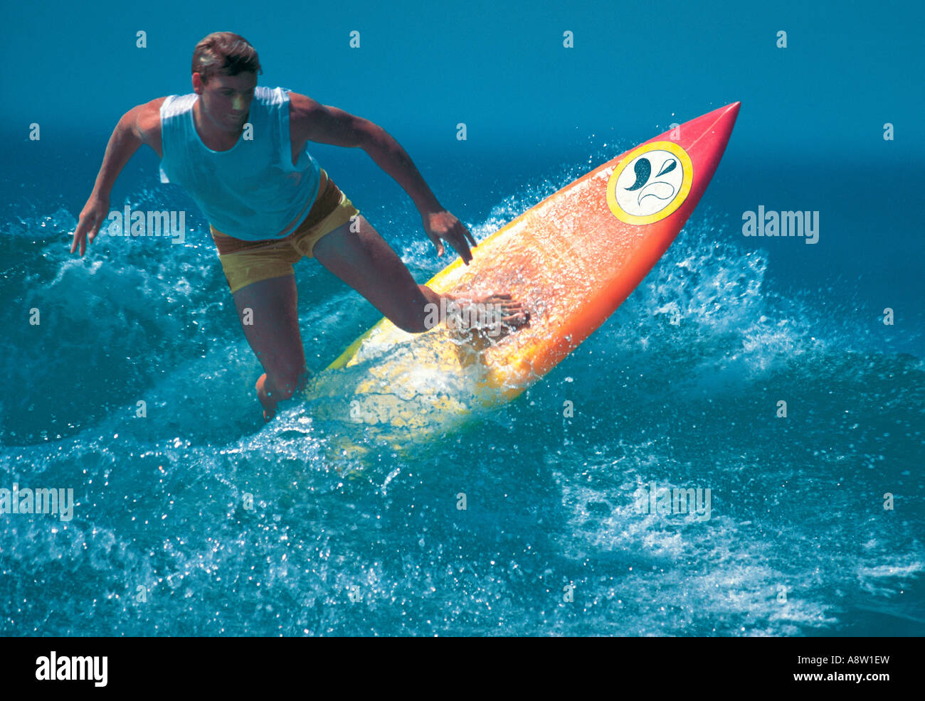 Surfer sur l’homme. Banque D'Images