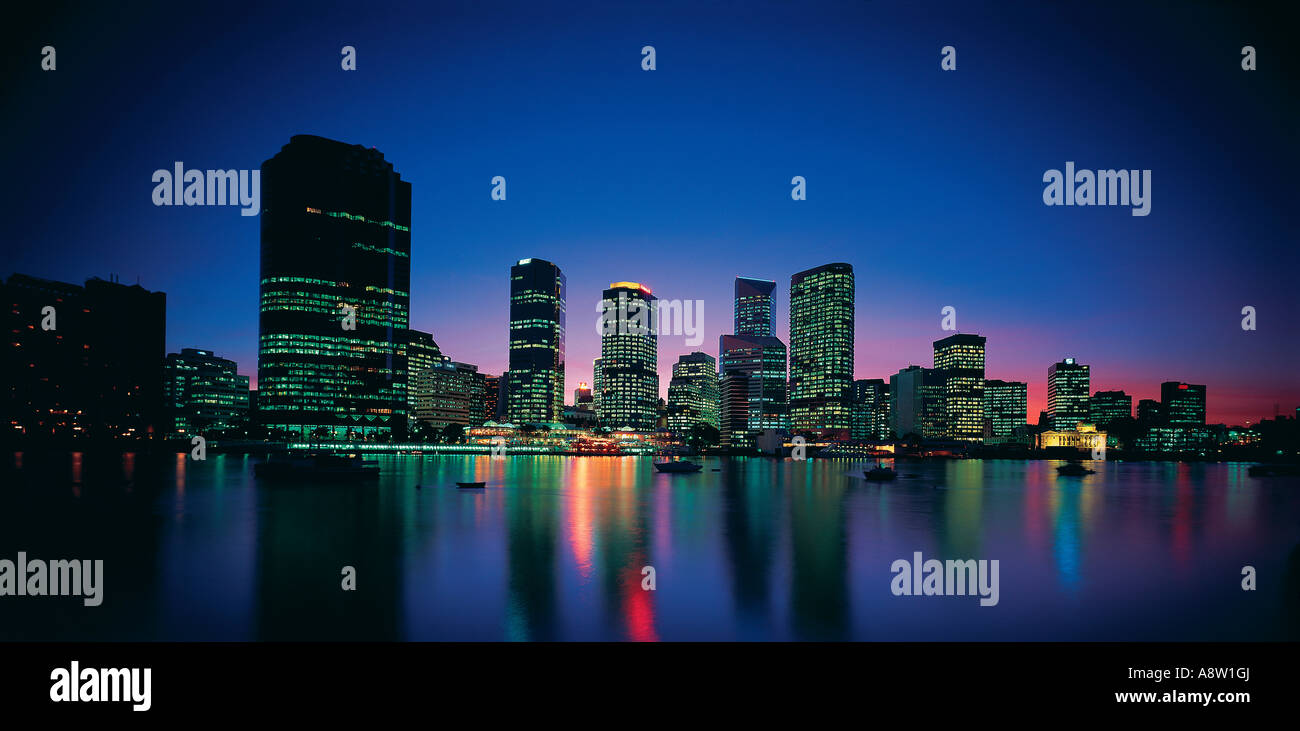 Australie. Queensland. L'horizon de Brisbane la nuit se reflète dans la rivière. Banque D'Images