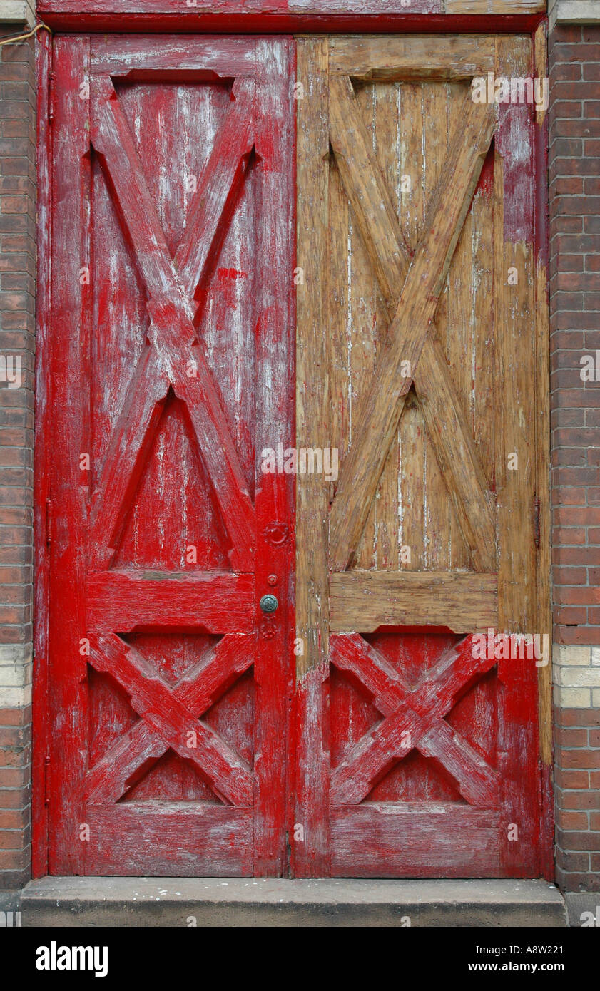 Couleur rouge vieille porte avec poignée en métal patiné sur une vieille église Nouvelle Angleterre Banque D'Images