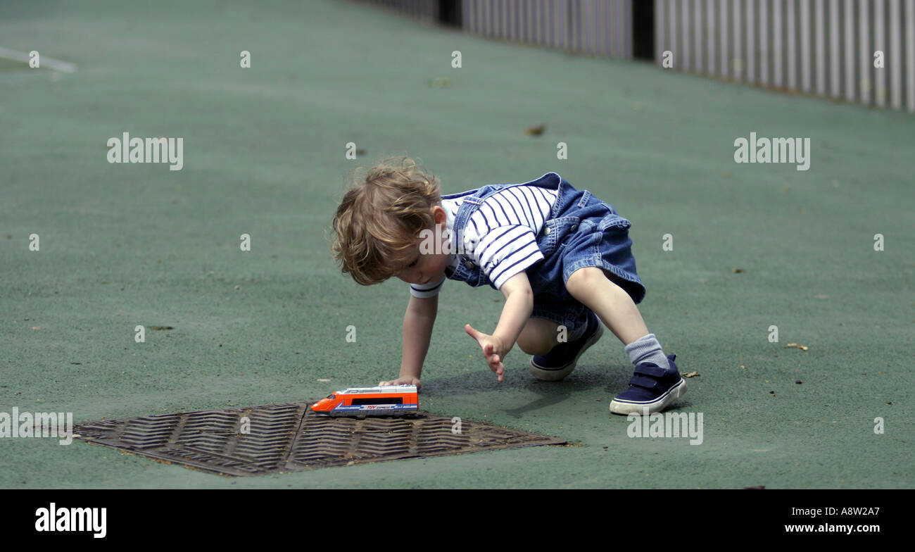 Garçon de 3 ans en jouant avec son parc Arnot T G V Banque D'Images
