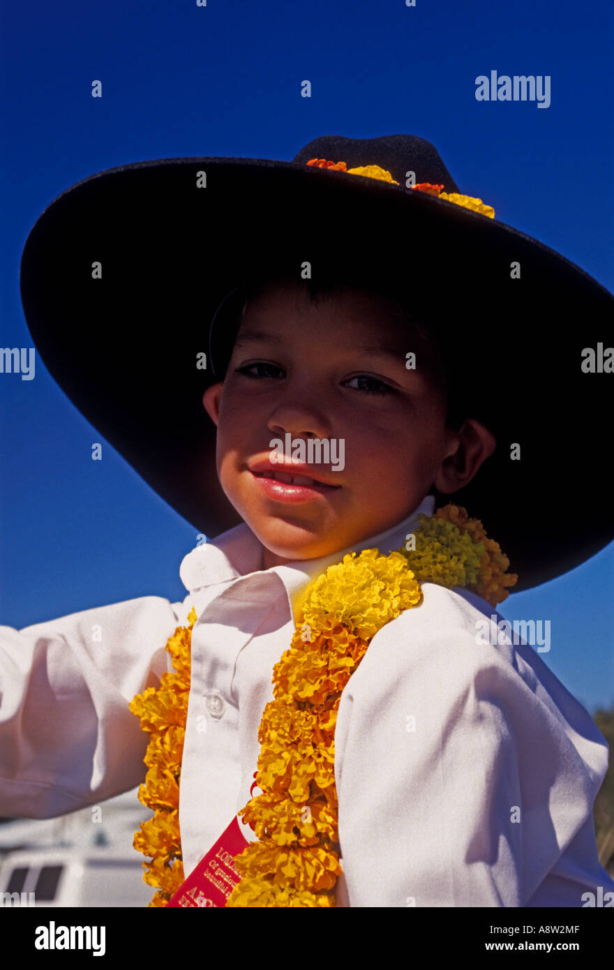 1 Un jeune garçon garçon hawaïen vêtu de noir cowgirl hat dans le Paniolo Parade au Festival Aloha Waimea sur l'île de Hawaii Hawaii United States Banque D'Images