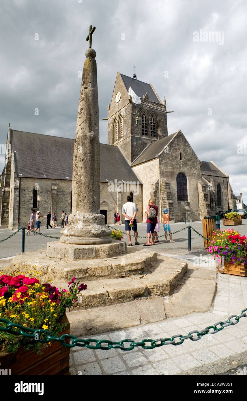 Mémorial de la libération et le modèle de John Steele Paratrooper USA 82nd Airborne sur clocher de l'église de St Mère Eglise, Normandie, France Banque D'Images