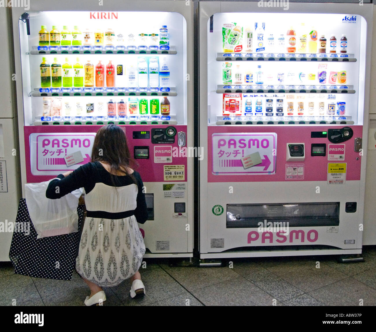 Distributeur automatique à Tokyo offrant le paiement par PASMO carte à puce électronique sans contact Banque D'Images