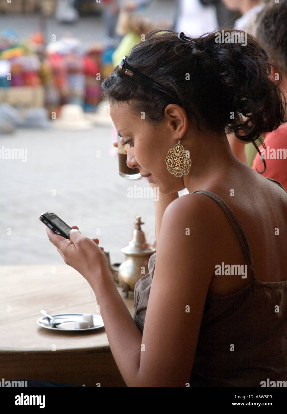 Girl at Cafe à Marrakech Maroc Mobile Phone Banque D'Images