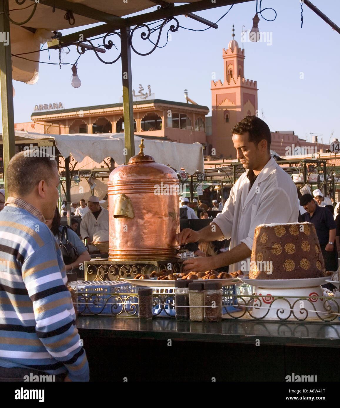 Vente Chef thé et gâteaux savoureux à la place Jemaa El Fna de Marrakech Banque D'Images