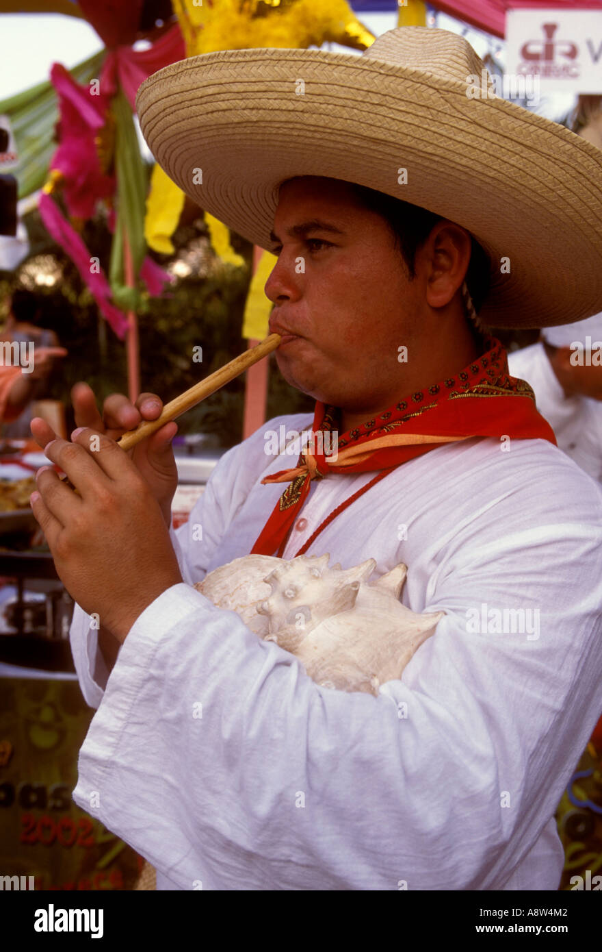 L'homme du Mexique, mexicaine, l'homme, le musicien, flûte traversière, joueur de flûte, jouant de la flûte, flûtiste, flûtiste, ville d'Acapulco, Acapulco, Guerrero, Mexique de l'état Banque D'Images