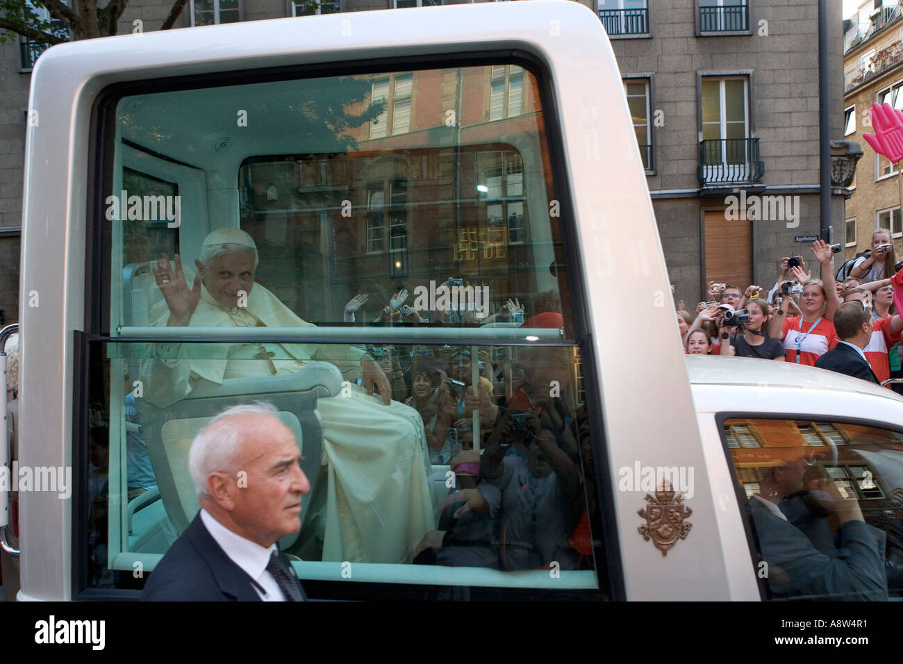 Le pape Benoît XVI dans la papamobile dans les rues de Cologne Banque D'Images