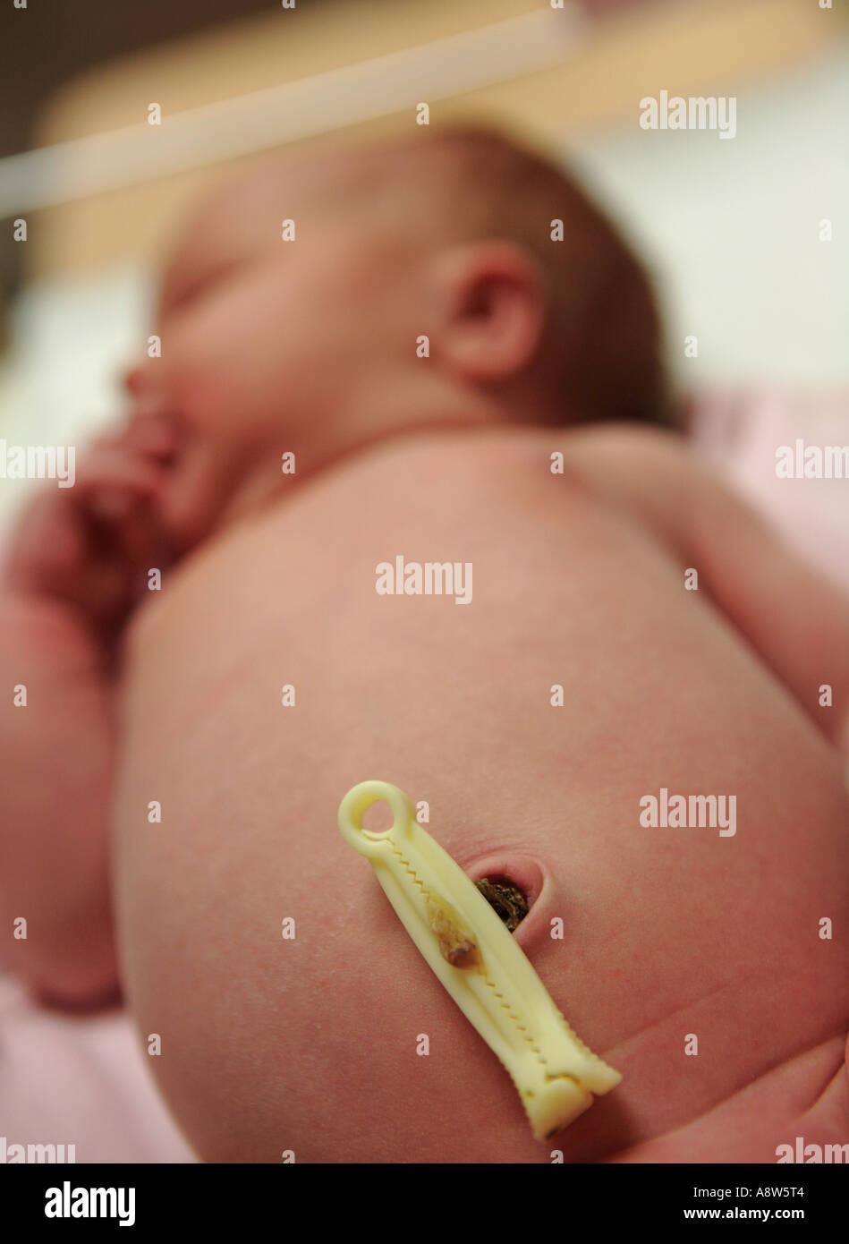 Naissance D Un Bebe Fille Une Semaine Dans Lit Bebe Avec Collier Sur Cordon Ombilical Photo Stock Alamy