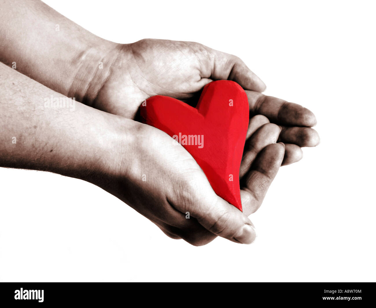 Tenant un cœur rouge dans les mains Banque D'Images