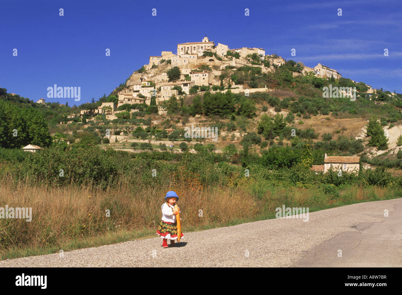 Bebe 1 2 Ans Sur Les Routes De Campagne Avec La Baguette En Dessous De Village De Gordes En Provence France Photo Stock Alamy