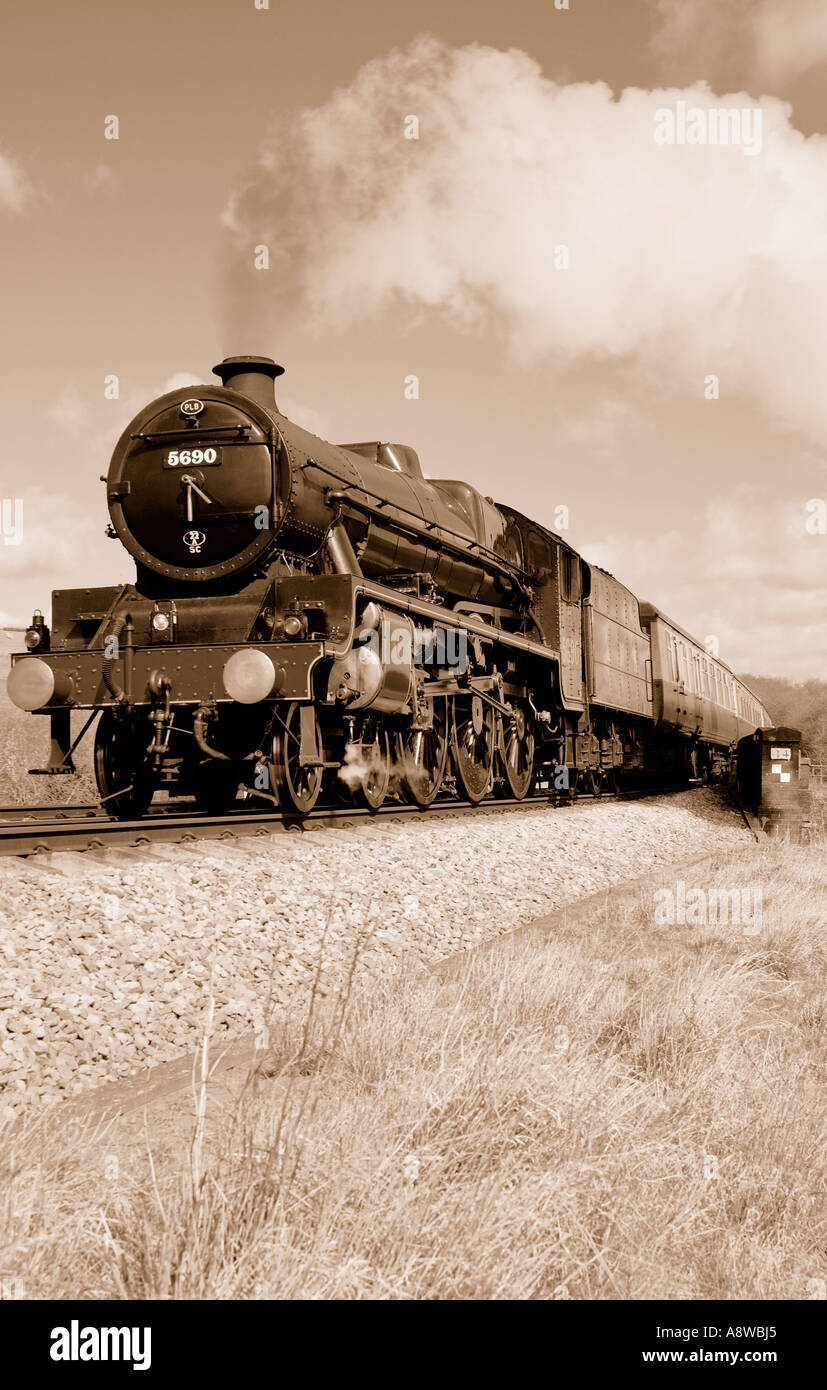 Léandre 5690 Train à vapeur sur son approche de l'Harringworth viaduct (Rutland) Avril 2006 sépia Banque D'Images