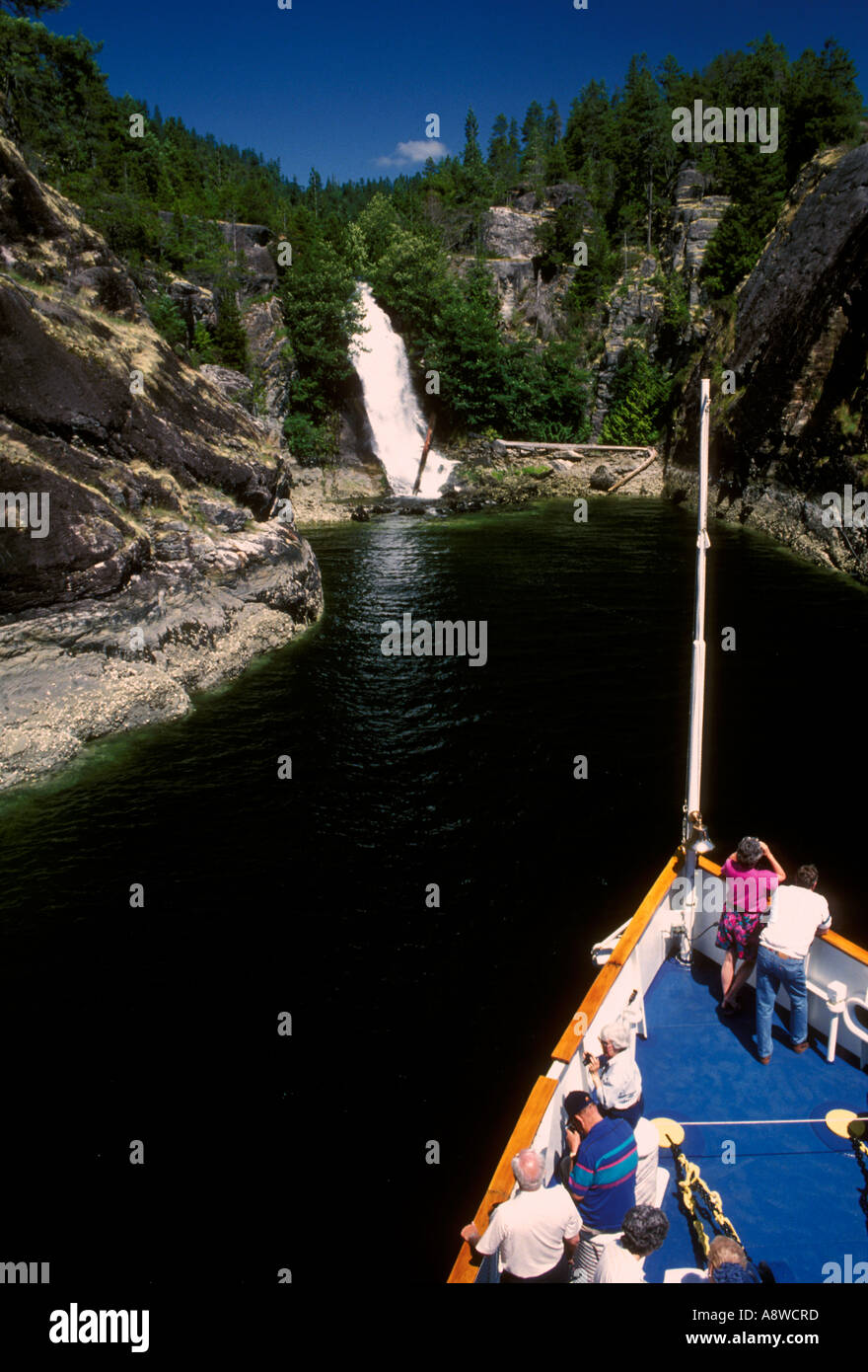 Les gens d' voile les touristes en croisière en bateau à Cassel Lake Falls de Teakerne Arm à Desolation Sound ainsi que le passage de l'intérieur de la Colombie-Britannique au Canada Banque D'Images Les gens d' voile les touristes en croisière en bateau à Cassel Lake Falls de Teakerne Arm à Desolation Sound ainsi que le passage de l'intérieur de la Colombie-Britannique au Canada Banque D'Images