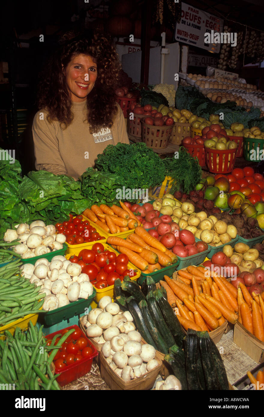 Femme canadienne-française, canadienne française, femme, femme adulte, vendeur de légumes, la vente de légumes, Marché Atwater, Montréal, Québec, Canada Banque D'Images