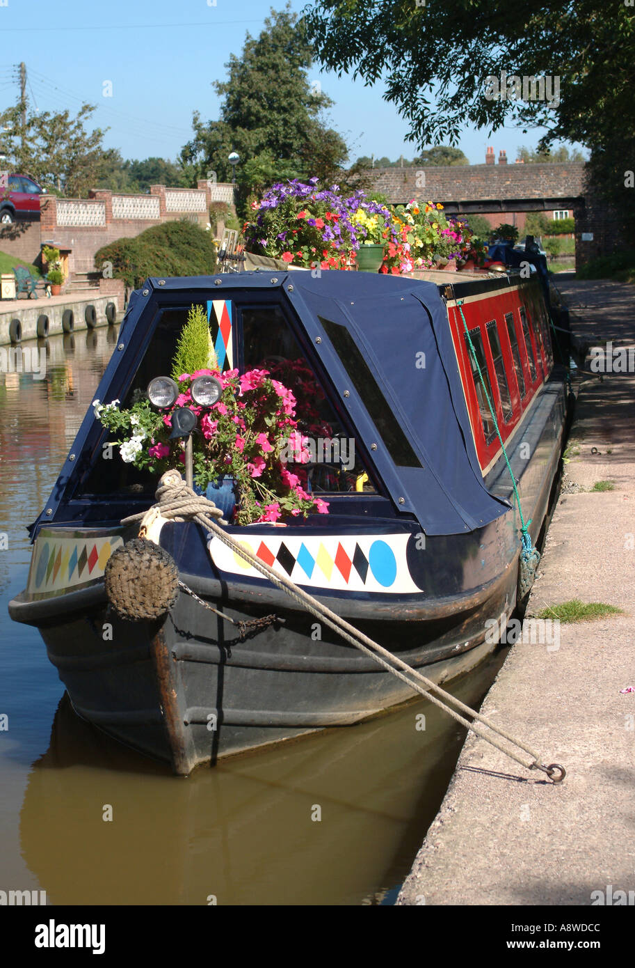 Étroites colorées bateau amarré sur Trent et Mersey Canal près de Northwich Cheshire England Royaume-Uni UK Banque D'Images