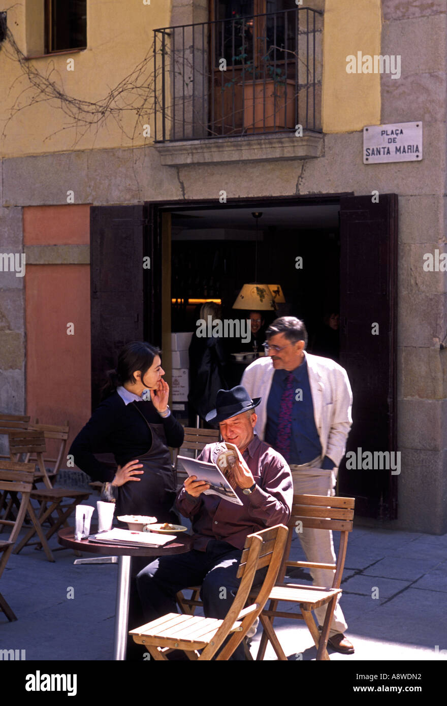 Espagnols, outdoor cafe, restaurant en plein air, nourriture et boissons, Plaça de Santa Maria, ville de Barcelone, Barcelone, Espagne, Province de Barcelone Banque D'Images