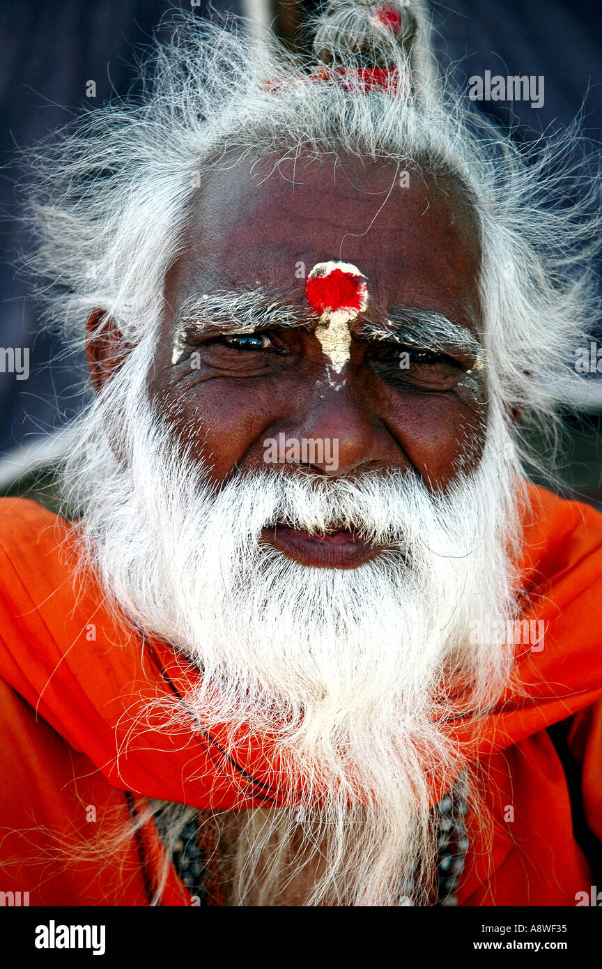 Sous90517 prêtre indien vieux avec des cheveux blancs beard écharpe rouge  et tilak sur le front Photo Stock - Alamy