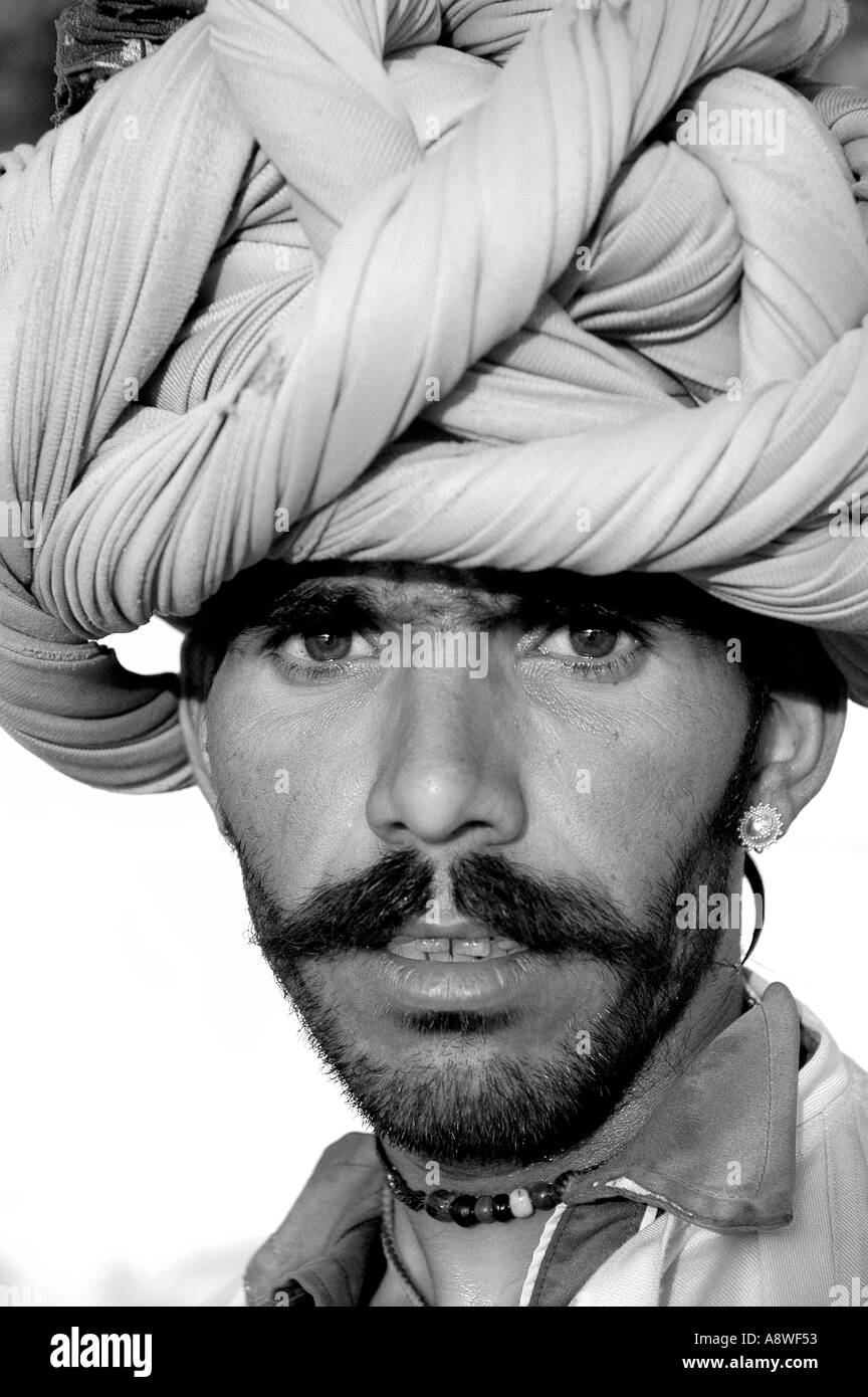 Sous90547 jeune homme indien du Rajasthan avec moustache portant des couvre-chefs locaux Banque D'Images