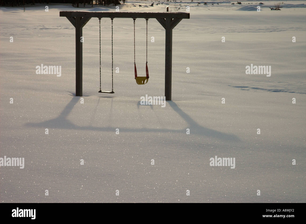 Un swing childs au coucher du soleil au milieu de l'hiver New Richmond Quebec Canada Banque D'Images