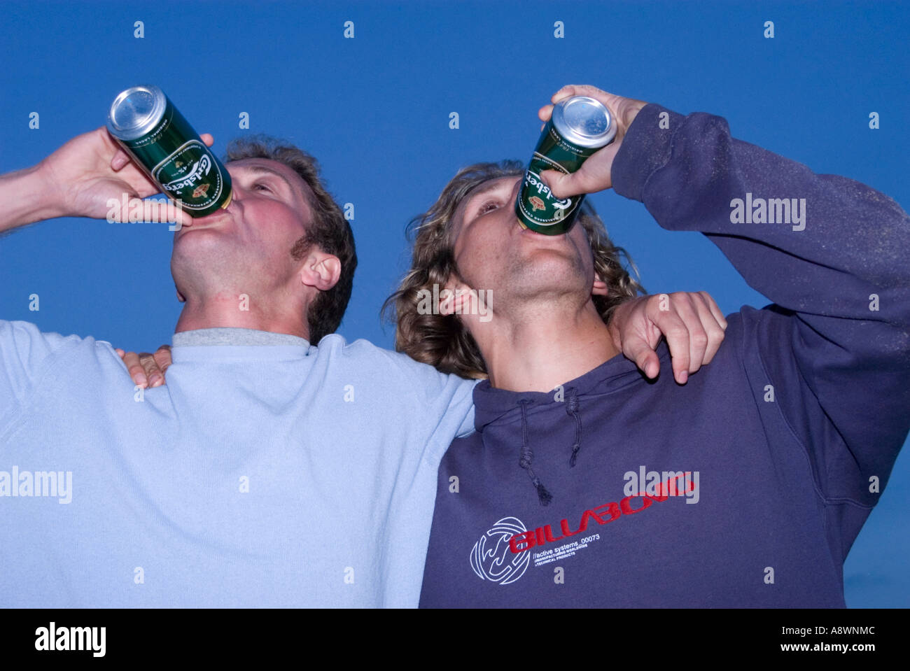 Les boîtes de bière potable garçons Banque D'Images