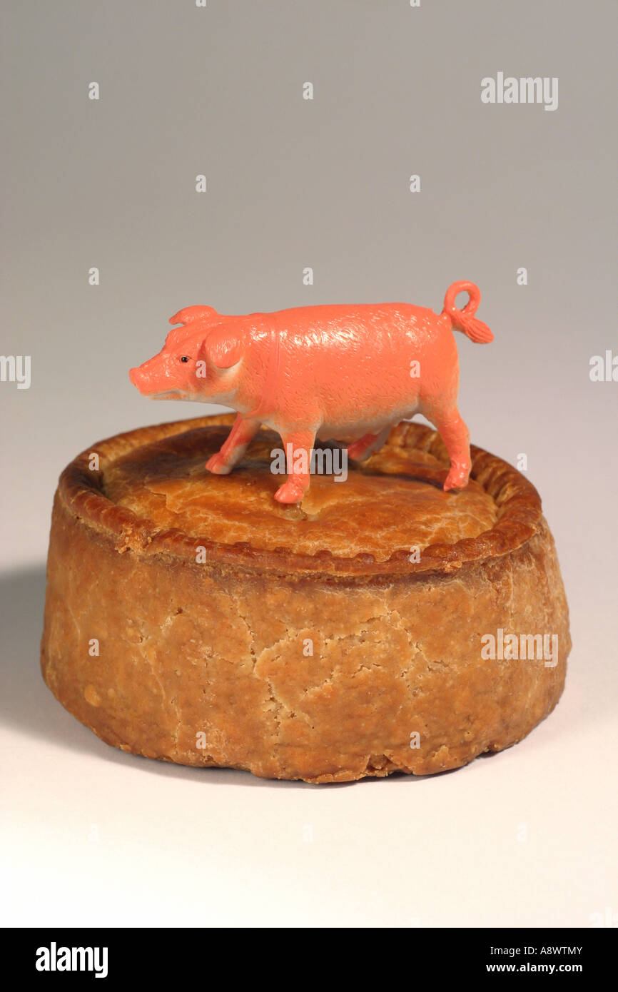 Pork pie avec cochon en plastique sur le dessus Banque D'Images