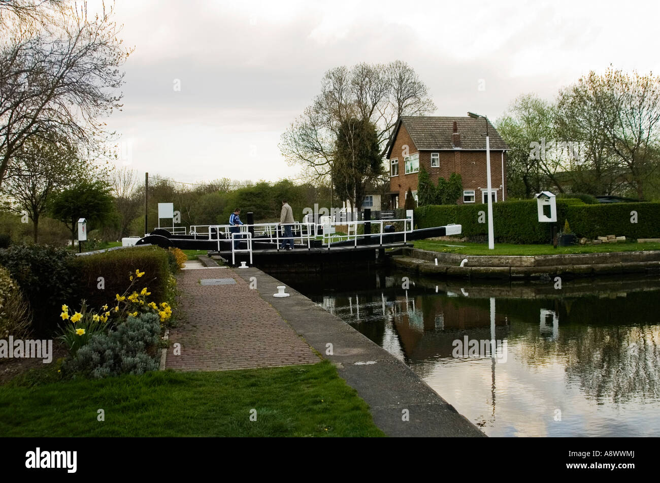 Calder & Hebble Navigation - Lock keepers cottage Banque D'Images