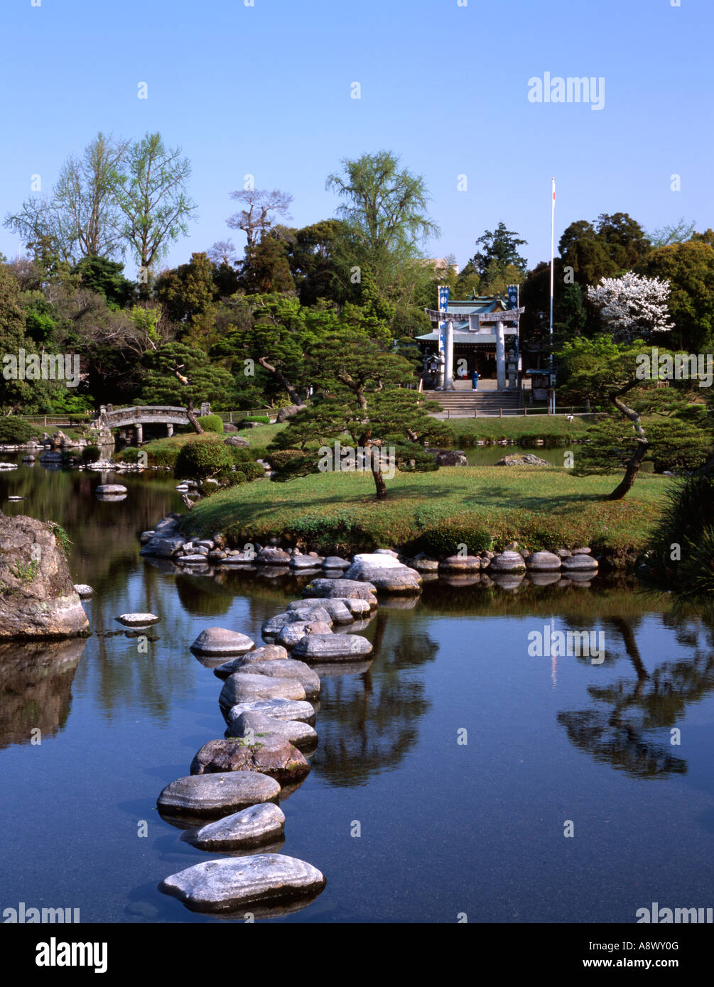 Jardin paysager et de pierre de torii du Sanctuaire Shinto d'Izumi, Suizenji Jojuen Jardin, Kumamoto Banque D'Images