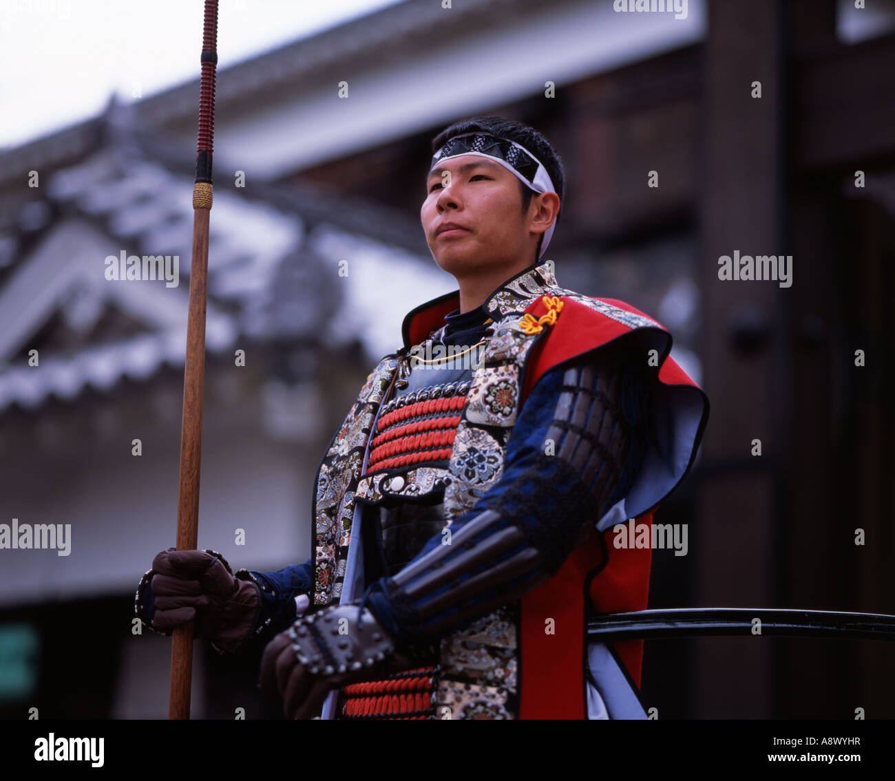 Samurai / garde du château se dresse à l'Hohoate porte de Château Kumamoto avec le personnel et l'épée Banque D'Images