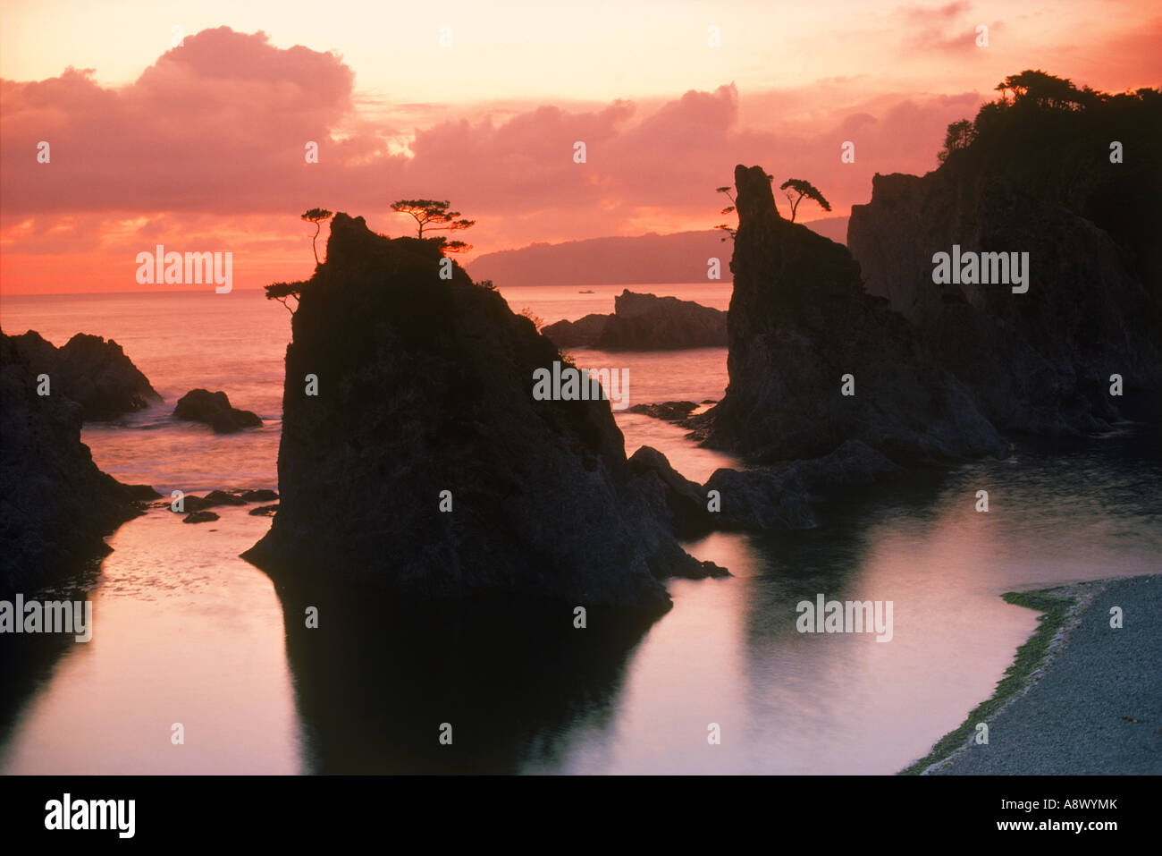 Sunrise silhouetting côte rocheuse au Parc National Rikuchu en Jodogahama sur l'île de Honshu au Japon Banque D'Images
