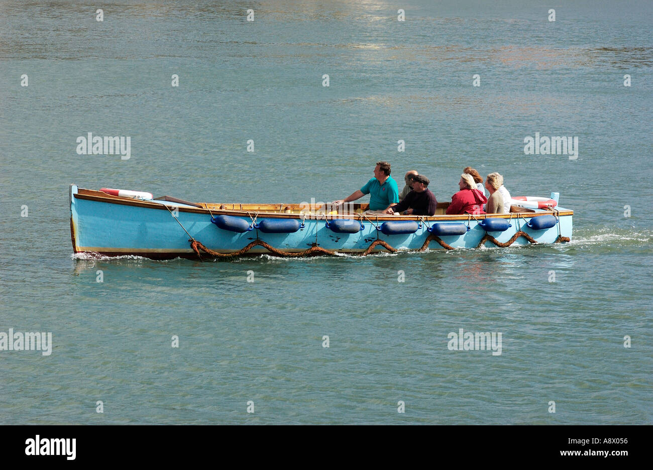 Lancement d'un passager entre plis et Kingswear Dartmouth Devon England UK South Hams Banque D'Images