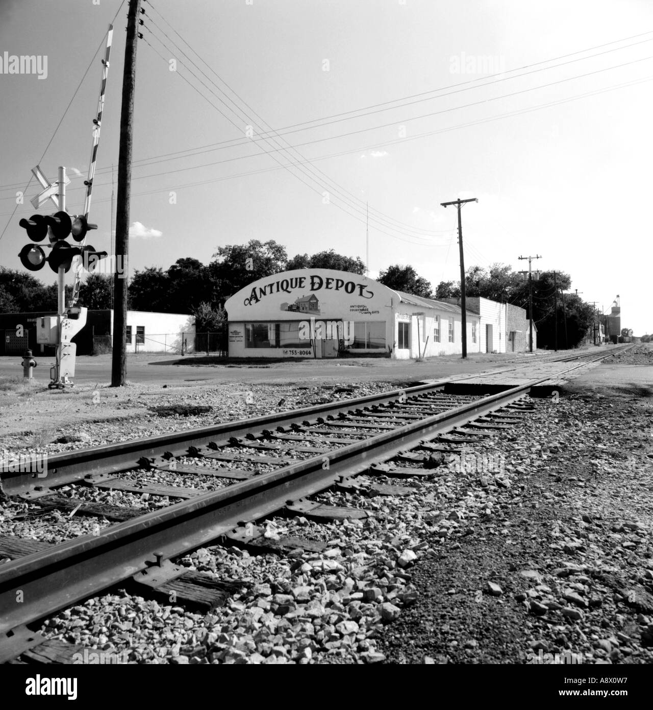 Les voies ferroviaires et boutique d'antiquités dans la partie ancienne de Waco, Texas USA Banque D'Images