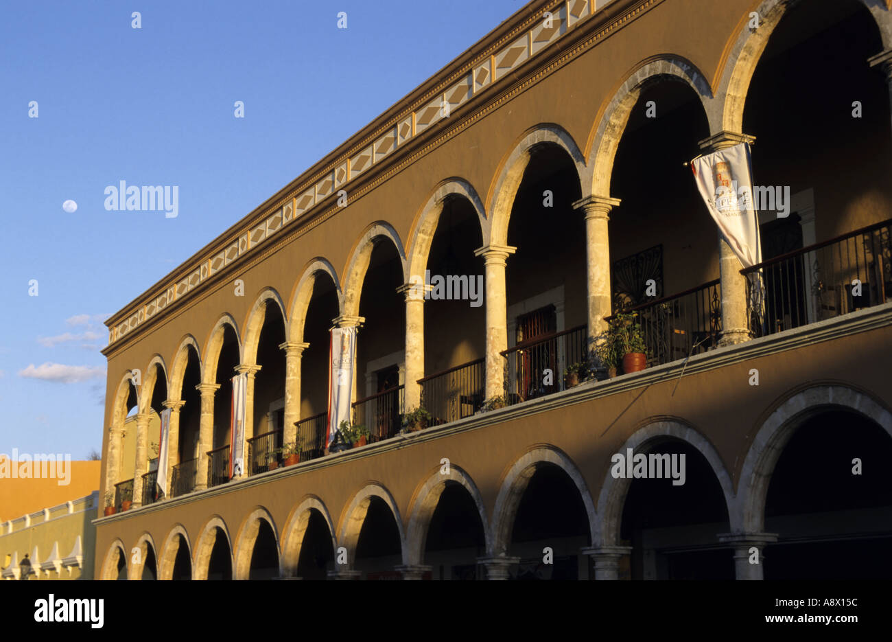 Mexique Campeche Zocalo bâtiments colorés et la Lune dans le ciel bleu au coucher du soleil Banque D'Images