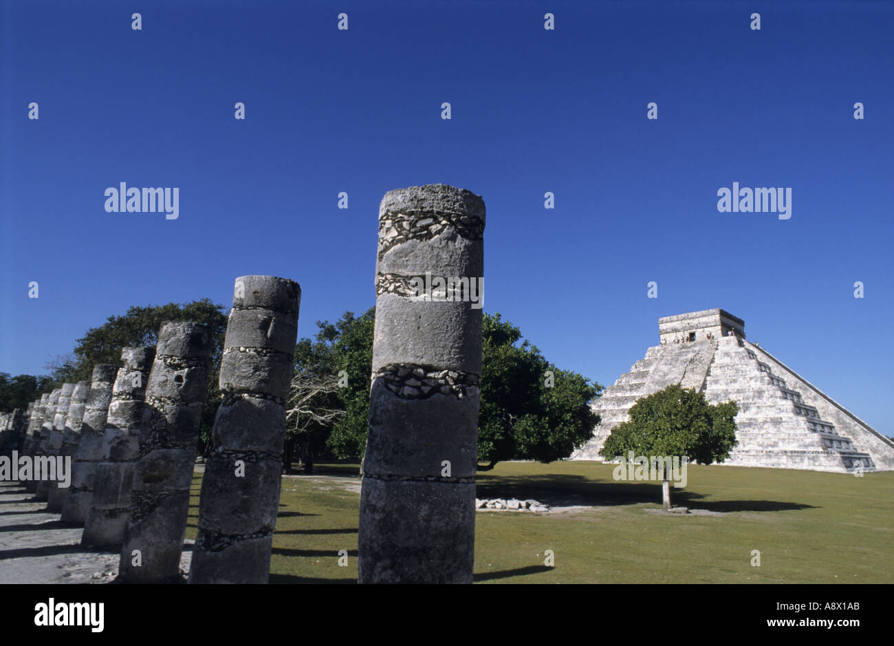 Pyramide de Kukulcan château vu du groupe d'un millier de colonnes à l'ancien site de Chichen Itza, Yucatan, Mexique. Banque D'Images