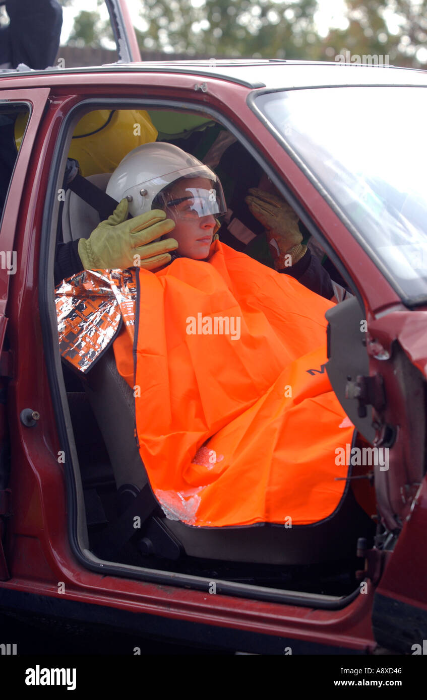 Les pompiers couper une voiture pendant un exercice de formation Banque D'Images