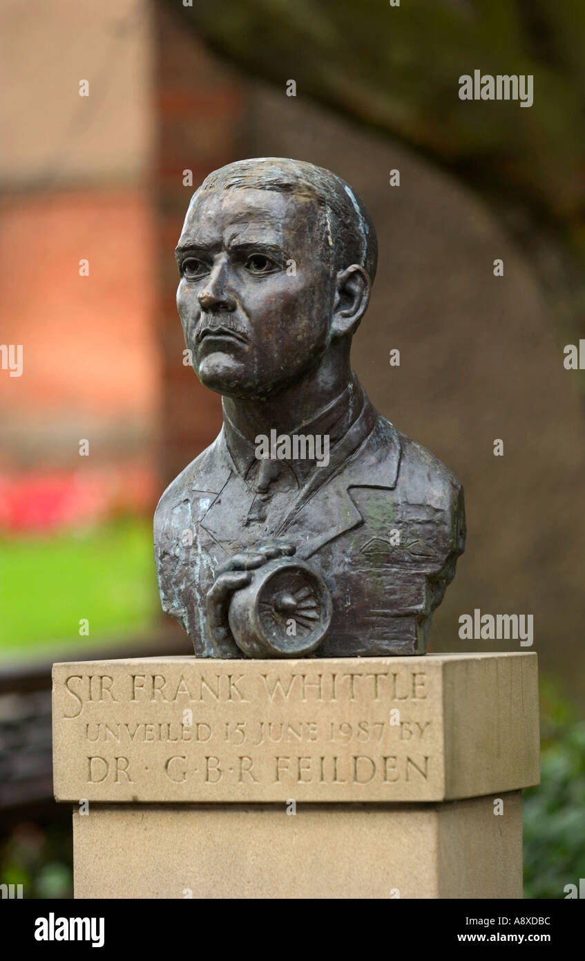 Sculpture de Sir Frank Whittle à Lutterworth dans le Leicestershire home de la fin du moteur à réaction pioneer Banque D'Images