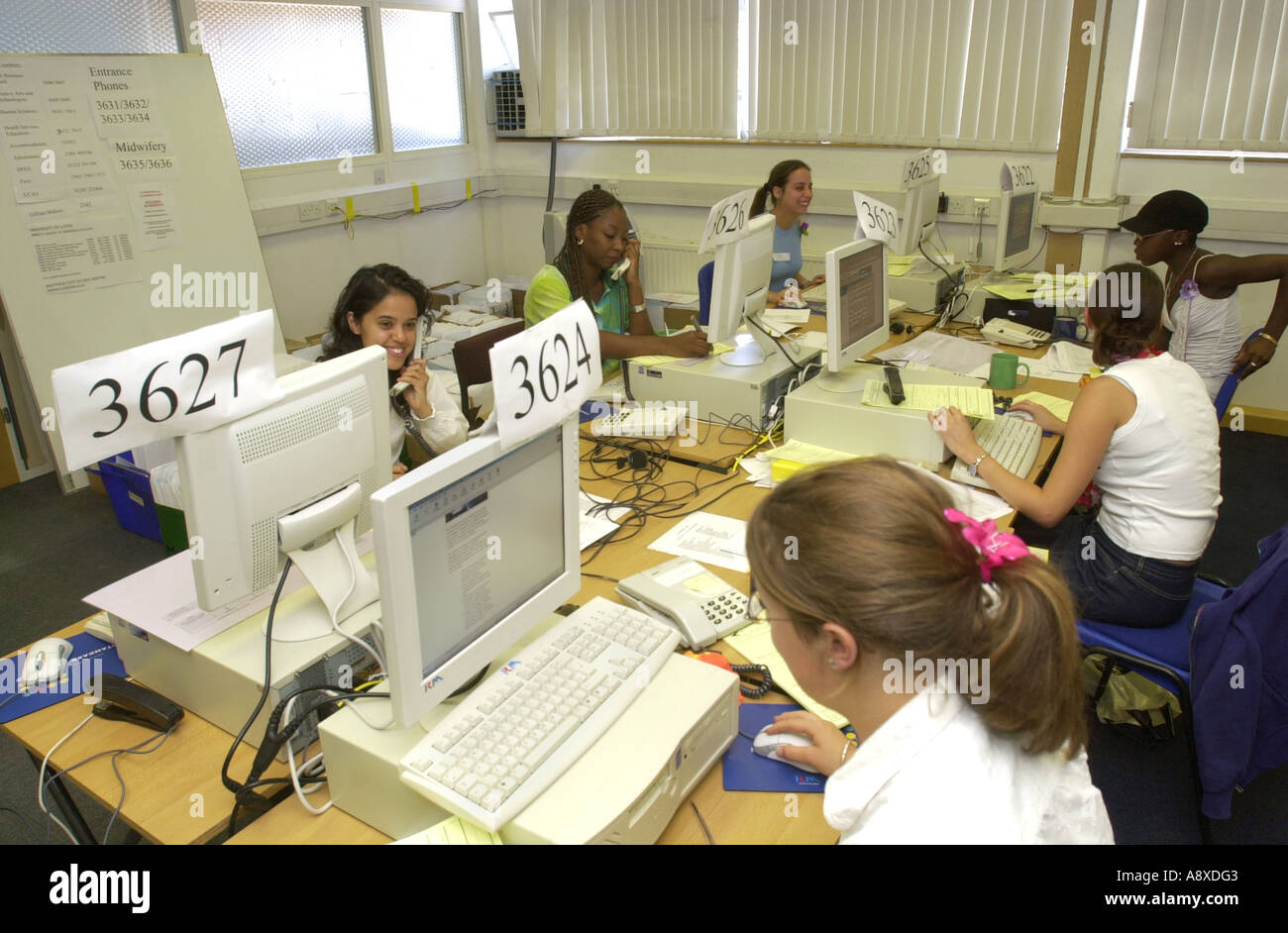 Aider les jeunes femmes dans le processus de compensation Université UK Banque D'Images