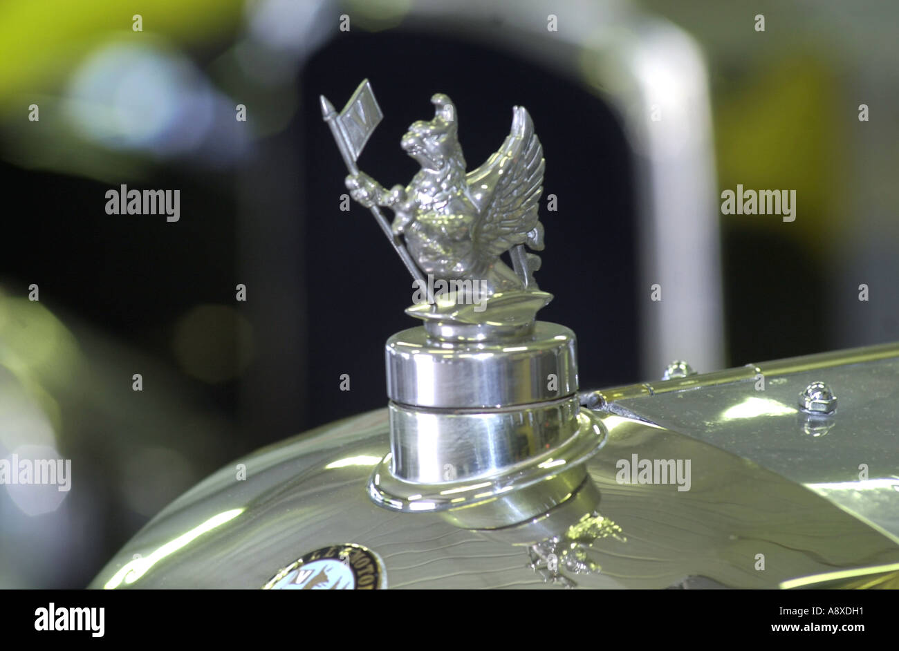 Vieille Vauxhall Motors badge montrant le griffin Luton UK Banque D'Images