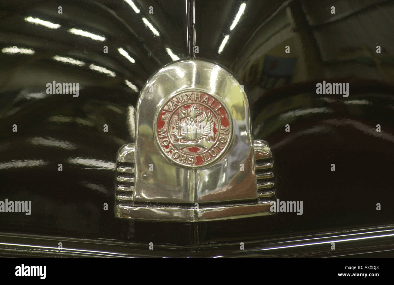 Vieille Vauxhall Motors badge montrant le griffin Luton UK Banque D'Images
