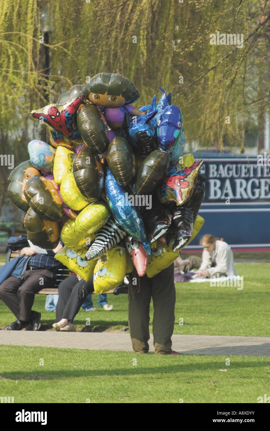 L Homme Drole Humour Ballons Vente Vendeur Lots Caches Ballon Jambes Vent Qui Souffle De Vent Coup Difficile Travail Travail Delicat A L Ecart Ai Photo Stock Alamy